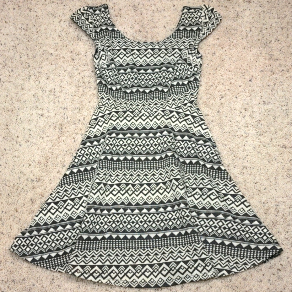 knit zigzag pattern black and white skater dress fitted w cap sleeves scoop neck
